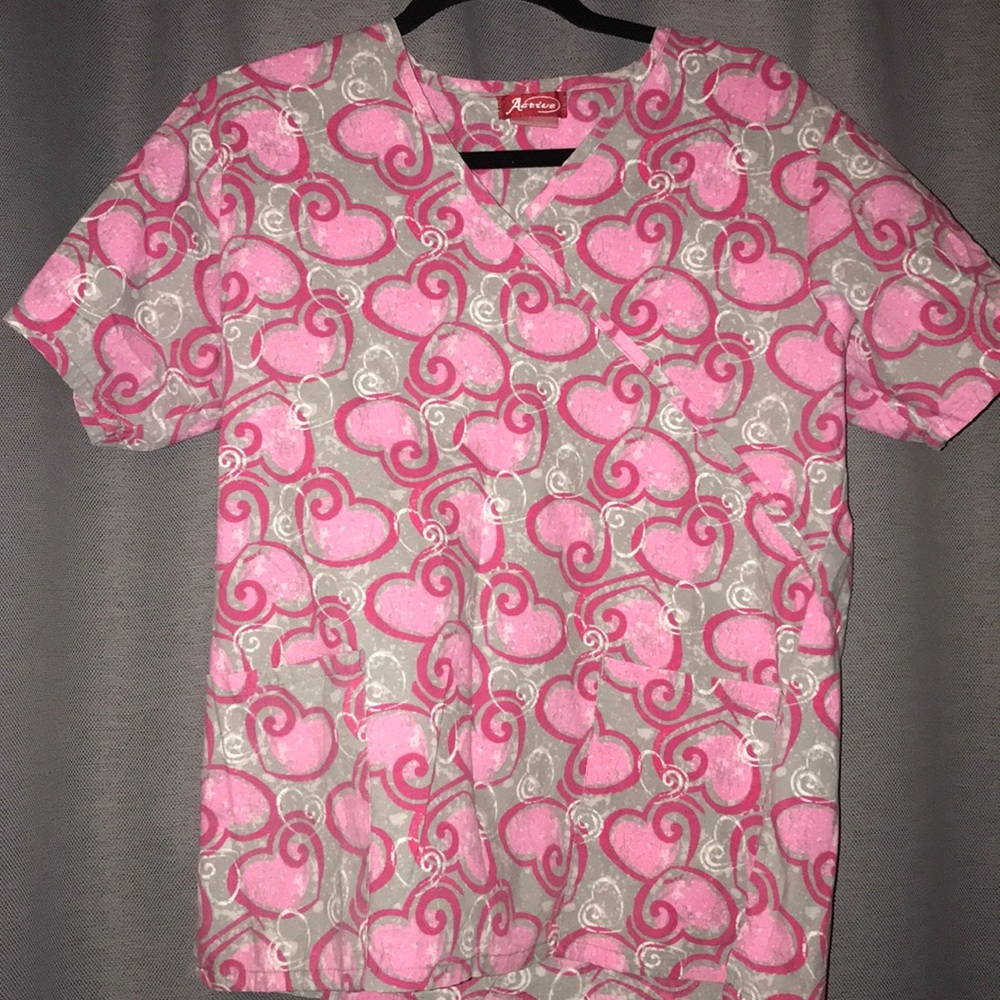 Medium hearts scrub top💕